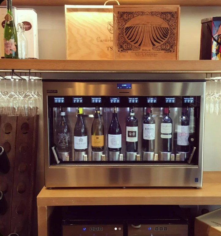 Dispensador Enomatic con selección de vinos de pequeños productores en El Almacén, Gijón