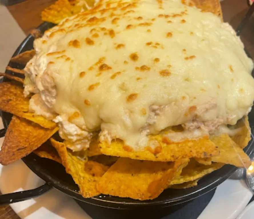 Nachos con queso gratinado